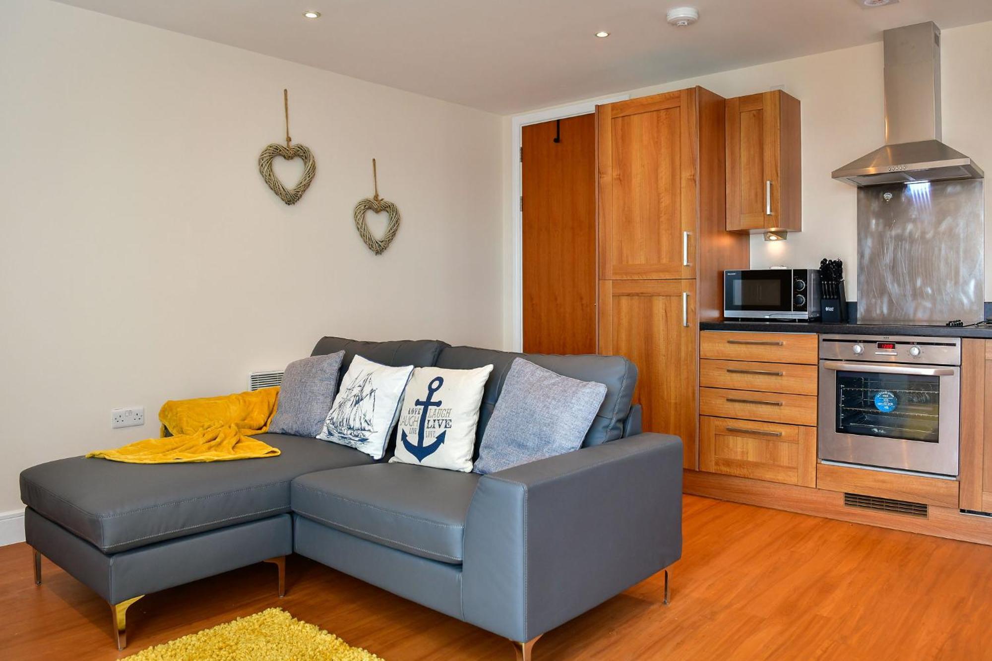 Just Wales - Meridian Bay Beachfront With Private Secure Parking Apartment