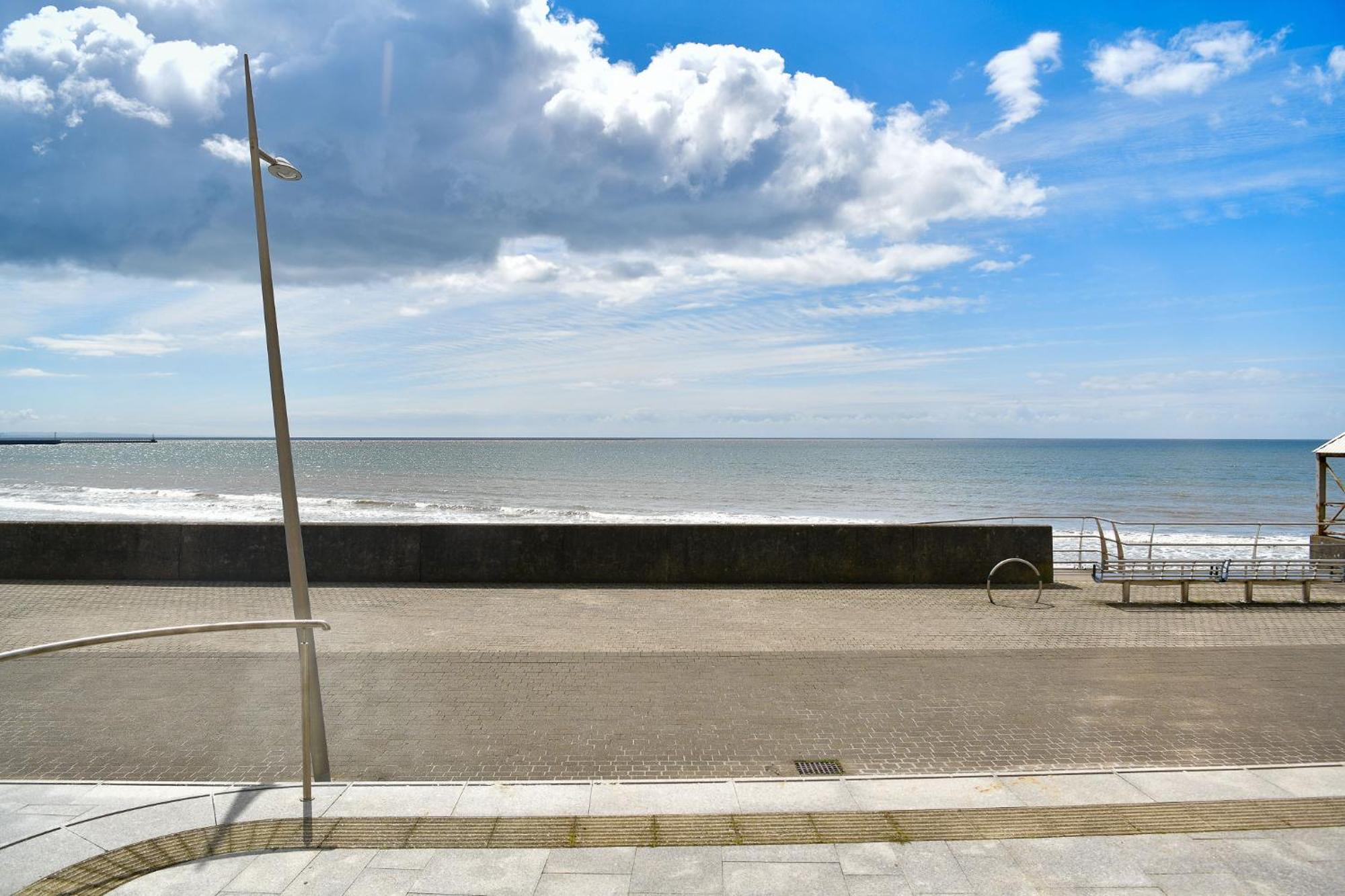 Just Wales - Meridian Bay Beachfront With Private Secure Parking