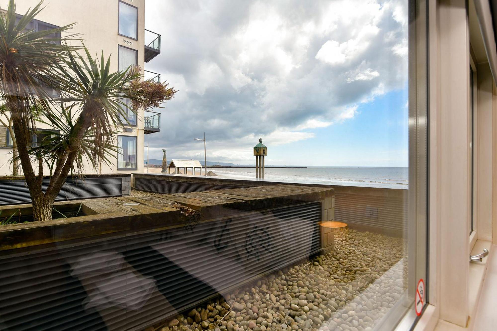 Just Wales - Meridian Bay Beachfront With Private Secure Parking Apartment