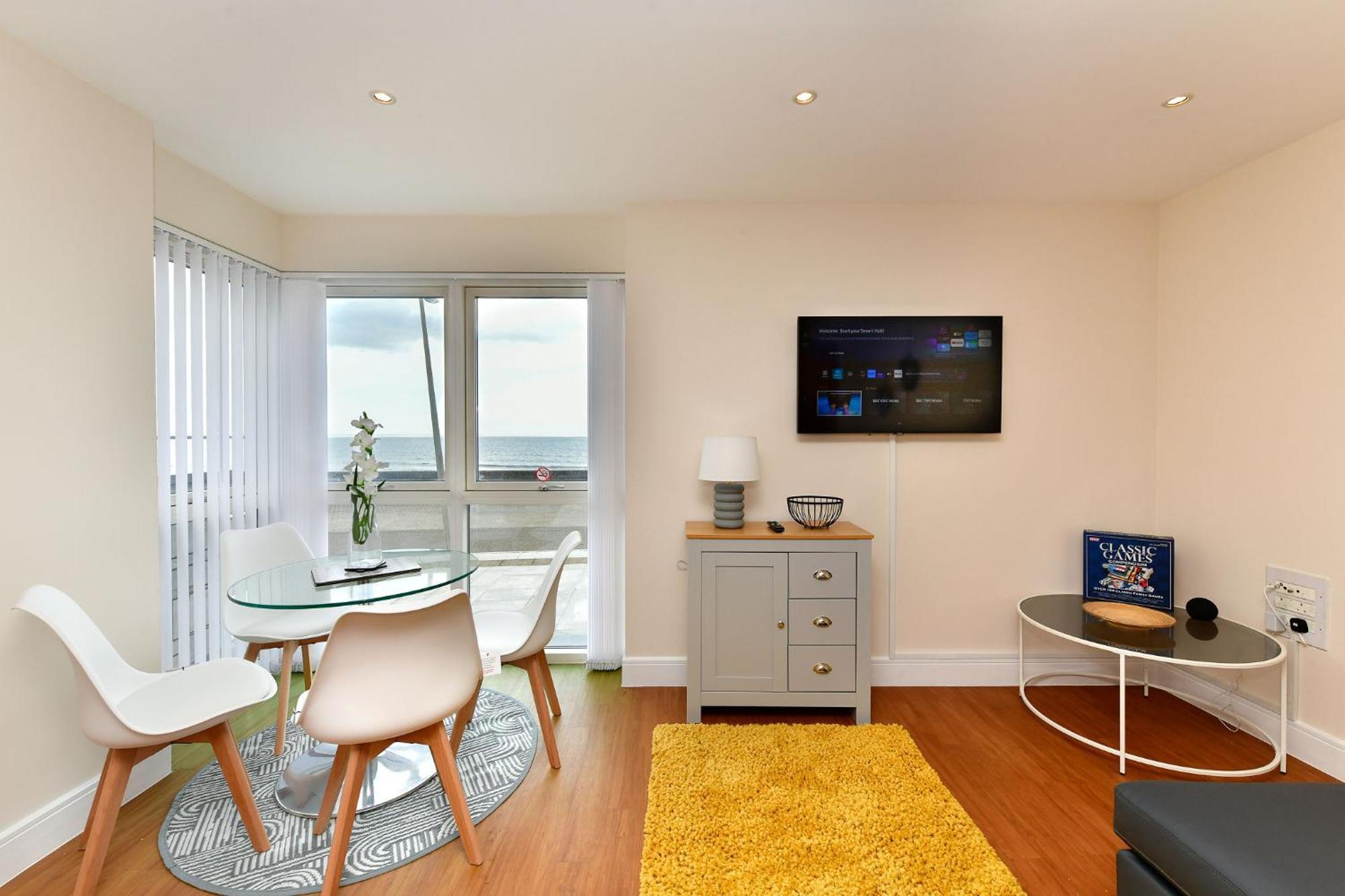Just Wales - Meridian Bay Beachfront With Private Secure Parking Apartment