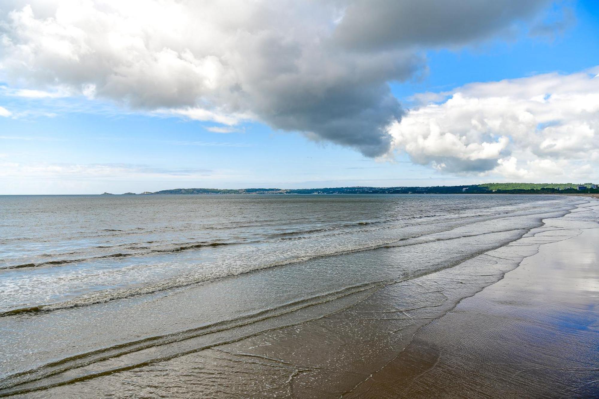 Just Wales - Meridian Bay Beachfront With Private Secure Parking Apartment *